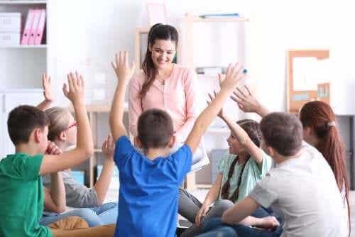 Kinderen die blij zijn in de klas en actief mee kunnen doen leren meer en beter