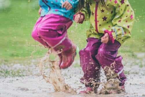 Dingen die je je kinderen nooit mag verbieden zoals in plassen springen