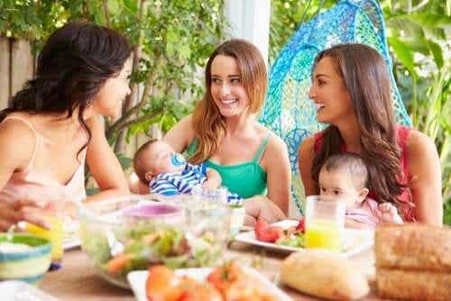 Hoe nieuwe ouders voor hun sociale leven moeten zorgen