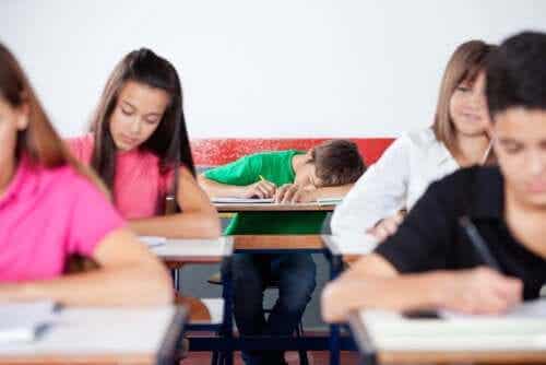 Tieners die avondmensen zijn hebben moeite wakker te blijven in de klas