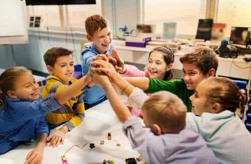Kinderen leren samen in een groep