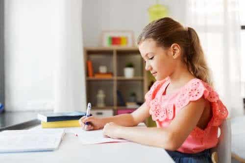 Meisje maakt huiswerk thuis