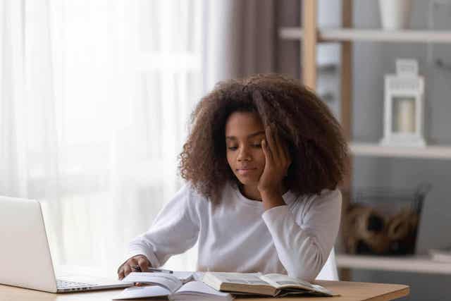 Meisje probeert haar aandacht aan de studie te houden