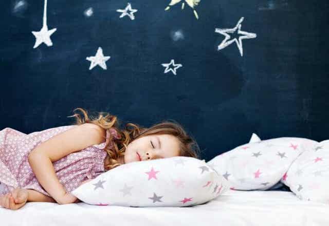 Meisje slaapt lekker in haar eigen bed