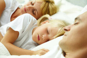 Moet je je kinderen bij je laten slapen?