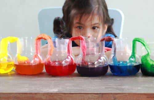 4 wateractiviteiten die je binnen kunt spelen zoals een eigen regenboog maken