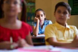 Mijn kind verveelt zich op school: wat kan ik doen?