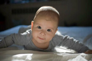 Wanneer mag je beginnen je baby op zijn buik te leggen?