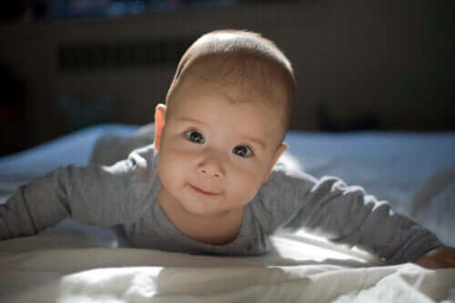 Wanneer mag je beginnen je baby op zijn buik te leggen?