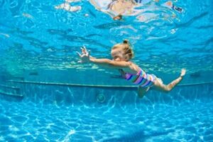 De beste sporten om voor de rug van je kind te zorgen