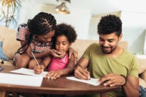 Moeten ouders hun kinderen complimenten geven?