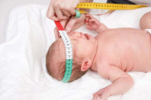 Waarom meten kinderartsen het hoofd van je baby bij de geboorte?