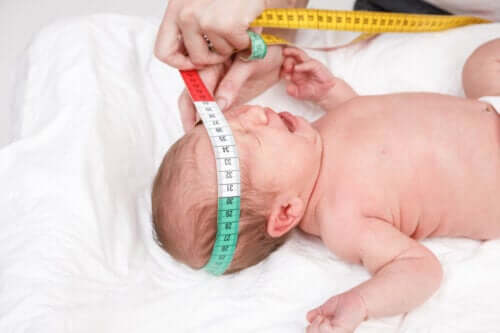 Waarom meten kinderartsen het hoofd van je baby bij de geboorte?