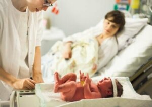 Baby's verliezen gewicht na de geboorte: hoeveel en waarom?