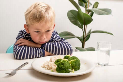 Het gebrek aan eetlust van een baby nadat ze een jaar oud zijn