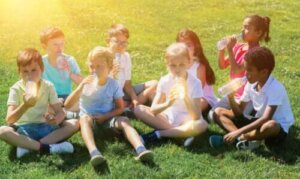 Hoe uitdroging bij kinderen te voorkomen en wat te doen