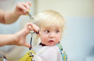 Hoe knip je het haar van je baby?