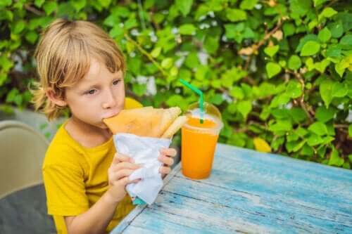 Het risico van snacken tussen de maaltijden door bij kinderen