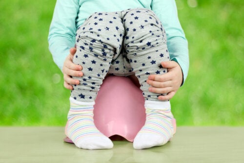Witte poep bij baby’s en kinderen: oorzaken en behandeling