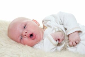 Hoe een droge hoest bij baby's verlichten?