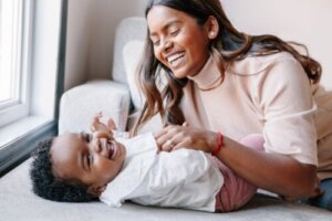 Hoe maak je een baby aan het lachen?