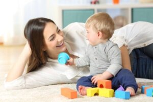 Maak tijd vrij om met je baby te spelen en help hem zo bij zijn ontwikkeling