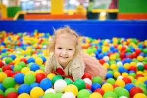Ontdek 4 voordelen van ballenbakken voor kinderen