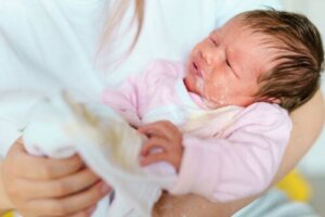 Baby's die overgeven: wanneer moet je je zorgen maken?
