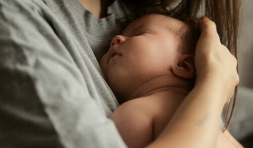 Bevestigd door de wetenschap: knuffels van ouders zijn het beste ontspanningsmiddel voor baby’s