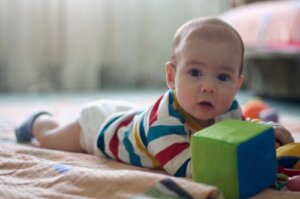 Ontdek 4 oefeningen om de nek van baby's te versterken