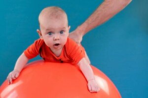 4 Oefeningen die baby's helpen hun hoofd omhoog te houden