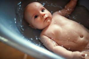Mag je een baby in bad doen na het eten?