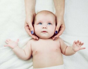 Hoe geef je een gezichtsmassage aan je baby?