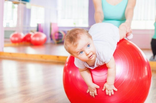 Gymnastiek voor baby's: 4 stimulerende oefeningen