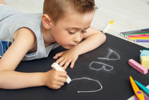 Activiteiten om je kind te leren zijn naam te schrijven