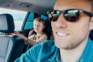Wanneer mogen kinderen voorin de auto zitten?