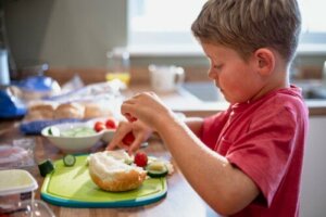 Laat kleine kinderen dingen zelf doen