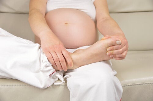 Huismiddeltjes om zwelling in de benen tijdens de zwangerschap te verlichten