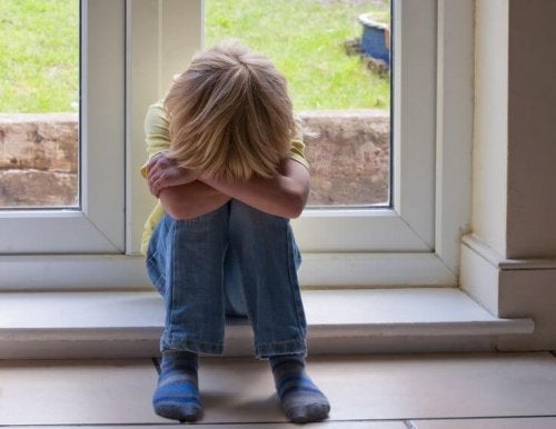 De symptomen van emotionele ontbering tijdens de kindertijd