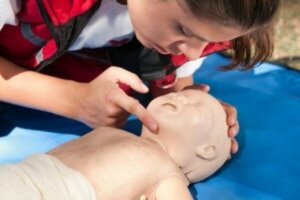 Hoe kun je een baby na een ongeluk reanimeren?