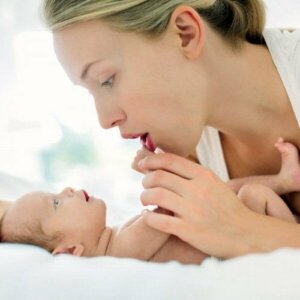 Ontdek 7 spelletjes voor pasgeboren baby's