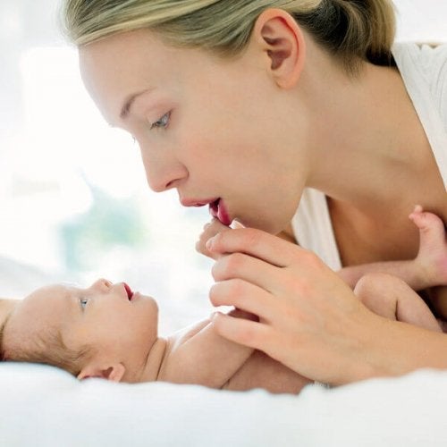 Ontdek 7 spelletjes voor pasgeboren baby's