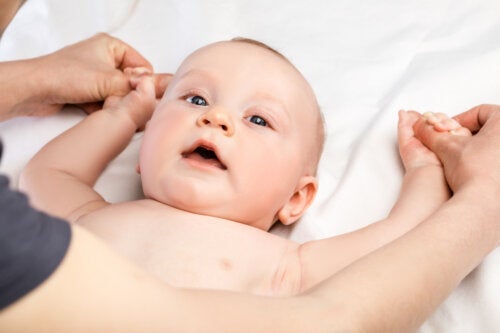 Het strekken van de spieren van baby's: oefeningen en voordelen