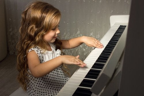 De voordelen van pianospelen in de kindertijd