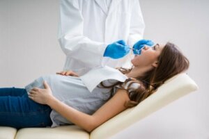 Hoe de mondgezondheid van moeders van invloed is op hun baby's