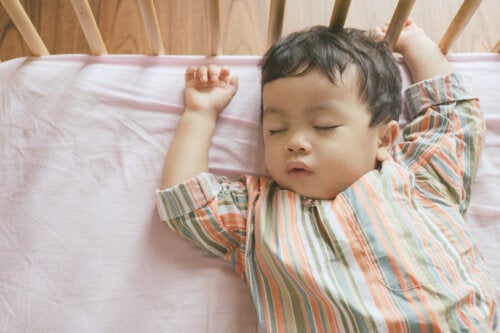 Waarom bewegen sommige kinderen veel terwijl ze slapen?