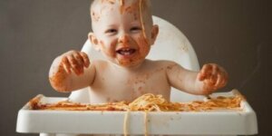 Wat te doen als je baby met eten gooit?