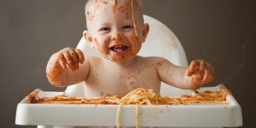 Wat te doen als je baby met eten gooit?