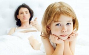 Wat is de moeilijkste leeftijd voor kinderen volgens moeders?