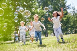 5 Spelletjes voor onrustige kinderen om zelfbeheersing te leren